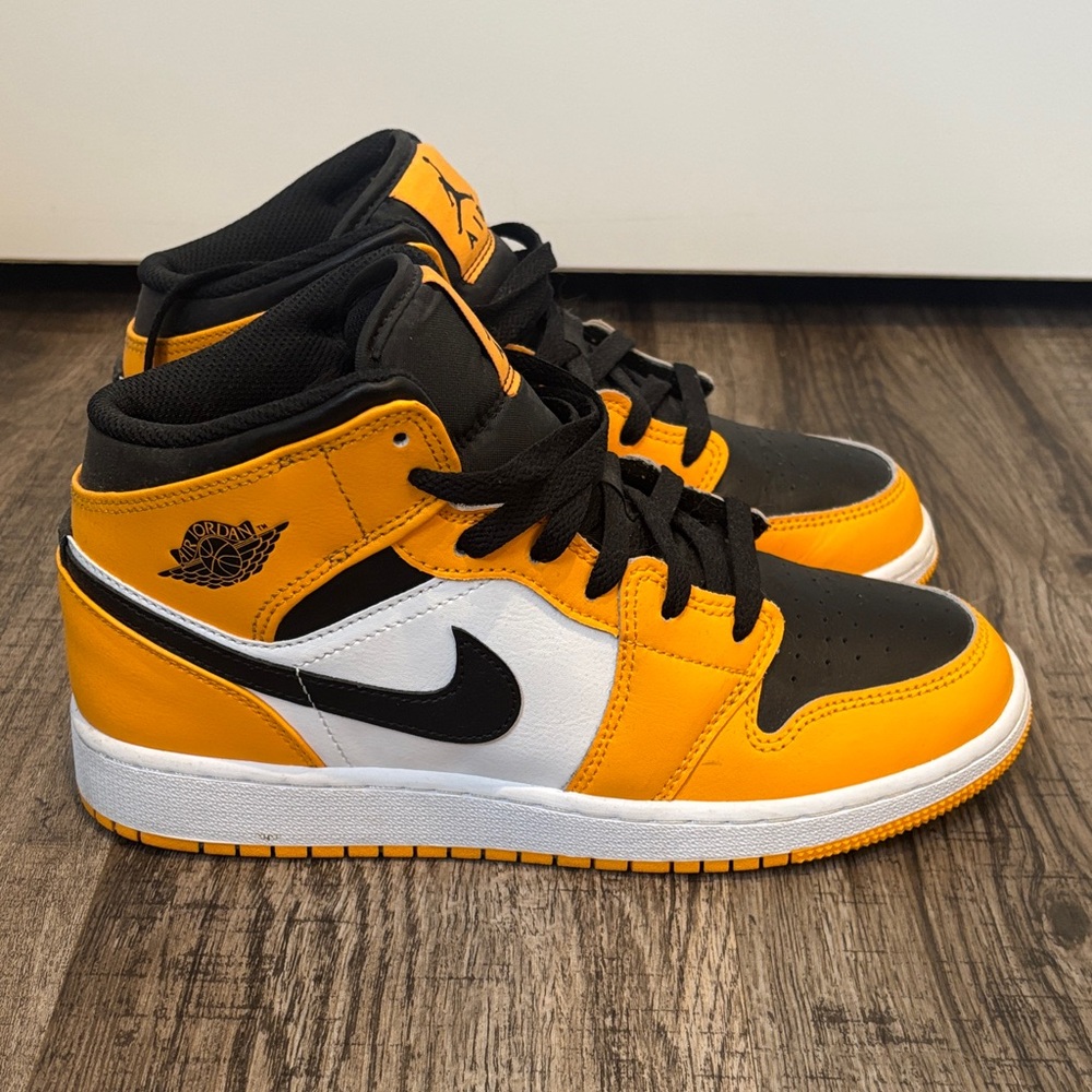 Nike Air Jordan Kids' Mid Top Sneakers in Yellow/Black